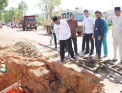 Pjs Wali Kota Batam Imbau Warga Hati-hati Berkendara di Tengah Kondisi Jalan Rusak