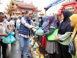 Wali Kota Batam Serahkan Sembako Bersubsidi di Sagulung