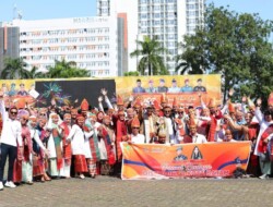 Diskominfo Batam Tampil dengan Busana Ulos di Pawai Budaya HJB 196