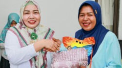 Petugas Kebersihan di Batam Terima Bantuan Hari Ibu