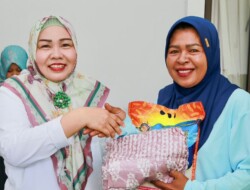 Petugas Kebersihan di Batam Terima Bantuan Hari Ibu