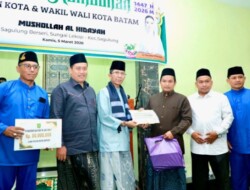 Wali Kota Batam Ikut Tarawih Bersama Warga, Serahkan Bantuan Musala